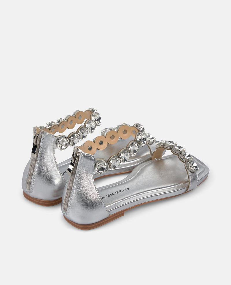 FLAT SANDAL STRAPS DETAIL