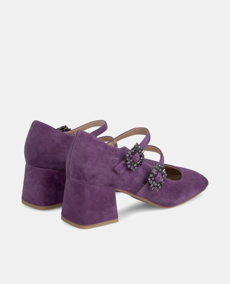 HEELED SHOE WITH BUCKLES