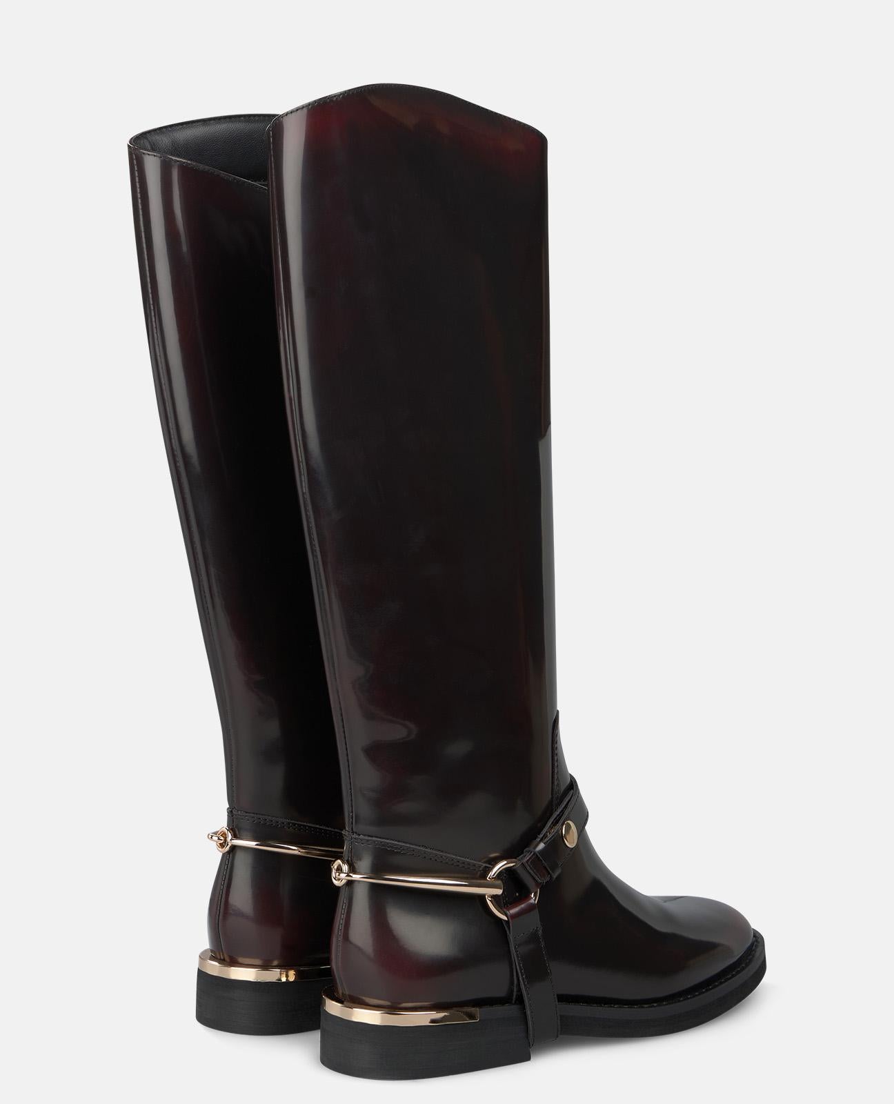 FLACHER STIEFEL MIT METALLIC-DETAILS