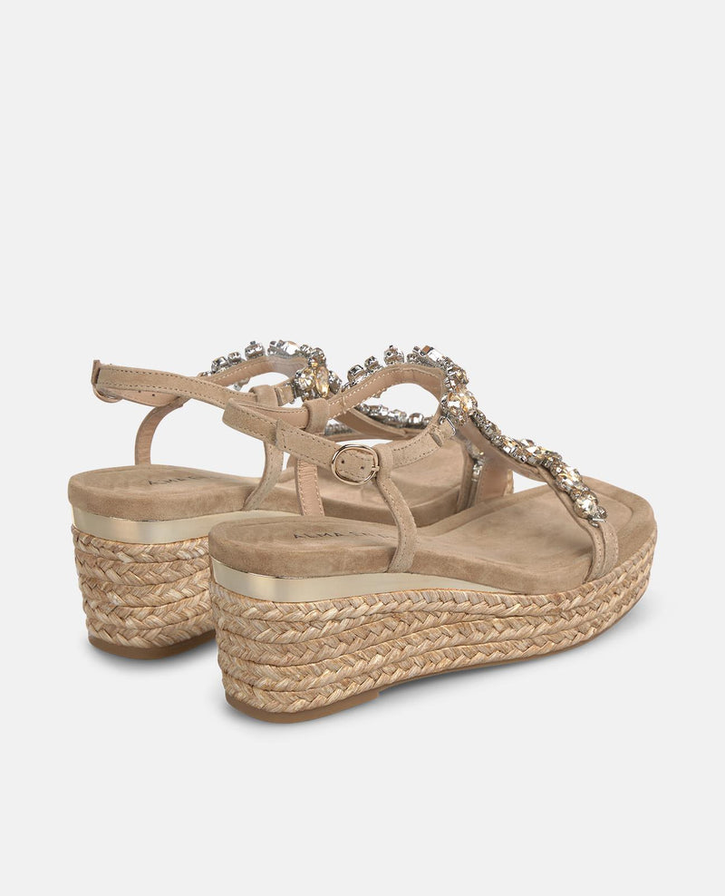 SANDALIA DE ESPARTO ALTURA MEDIA CON TACHAS EN T