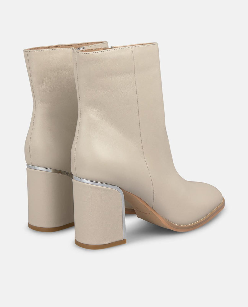 BOTA DE TORNOZELO COM PORMENOR NO CALCANHAR