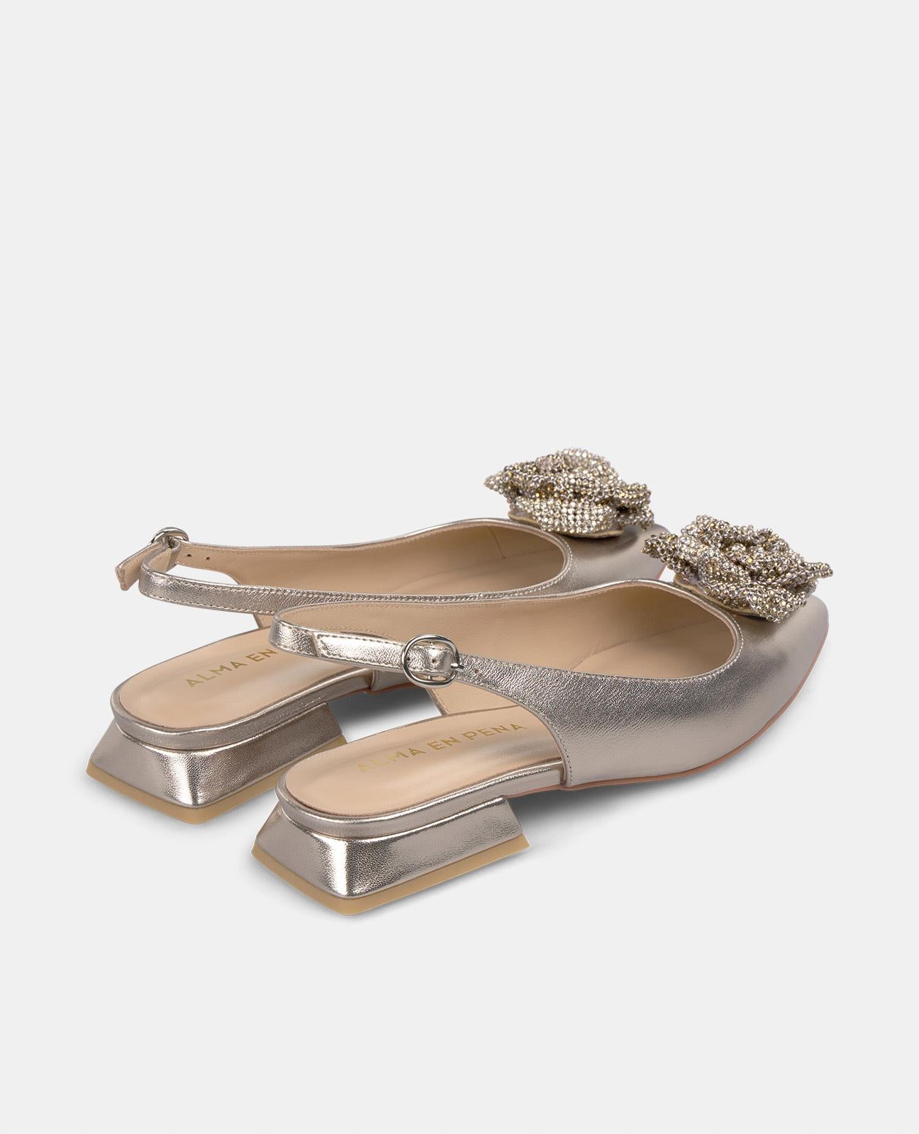 FLACHER SCHUH MIT BLUME