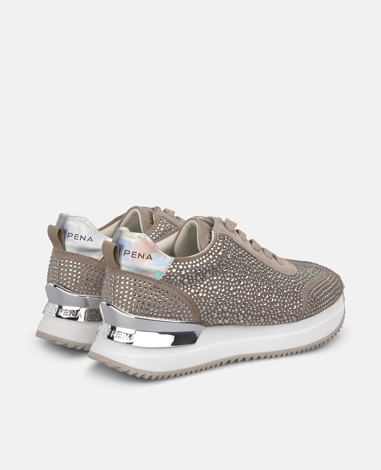 Ténis com brilhos e sola grossa