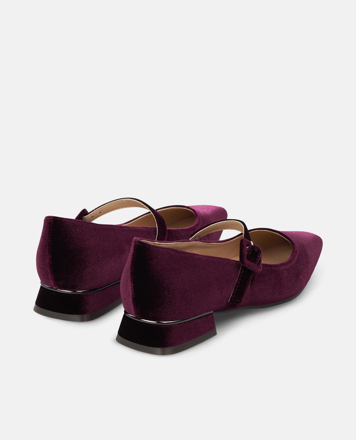 FLAT SHOE WITH A POINTED TOE