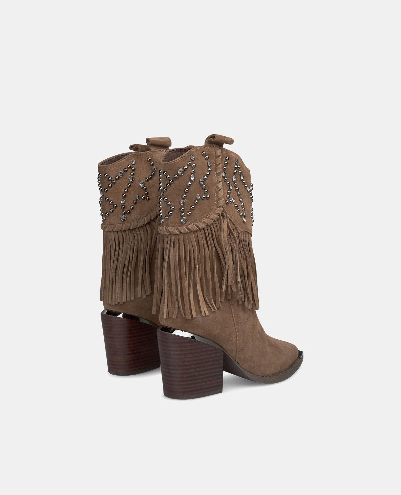 ANKLE BOOTS MIT NIETEN UND FRANSEN