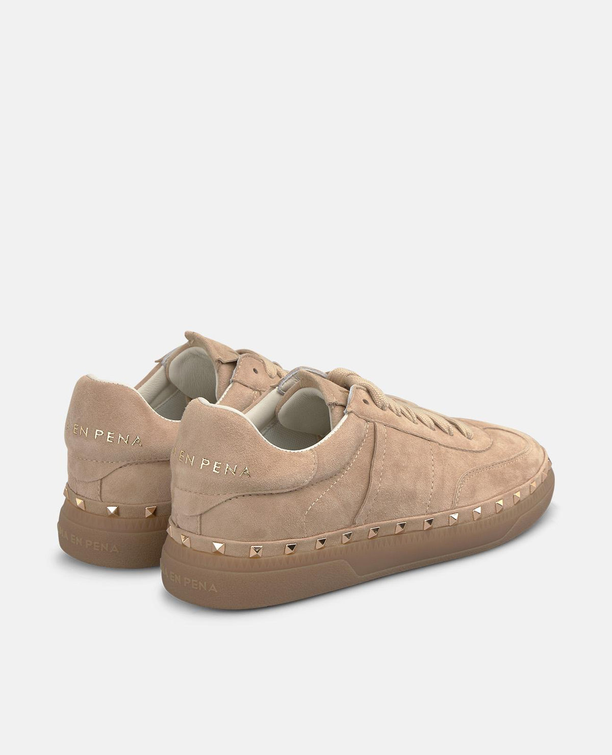 DEPORTIVA PELO CON TACHAS METÁLICAS