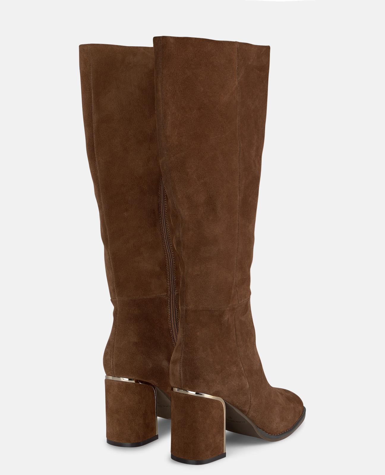 BOTA CON TACÓN ANCHO