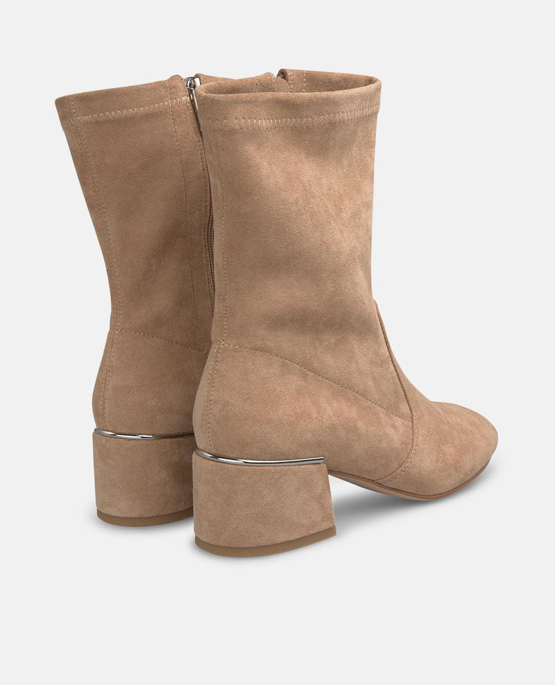 BOTÍN AJUSTADO CON TACÓN