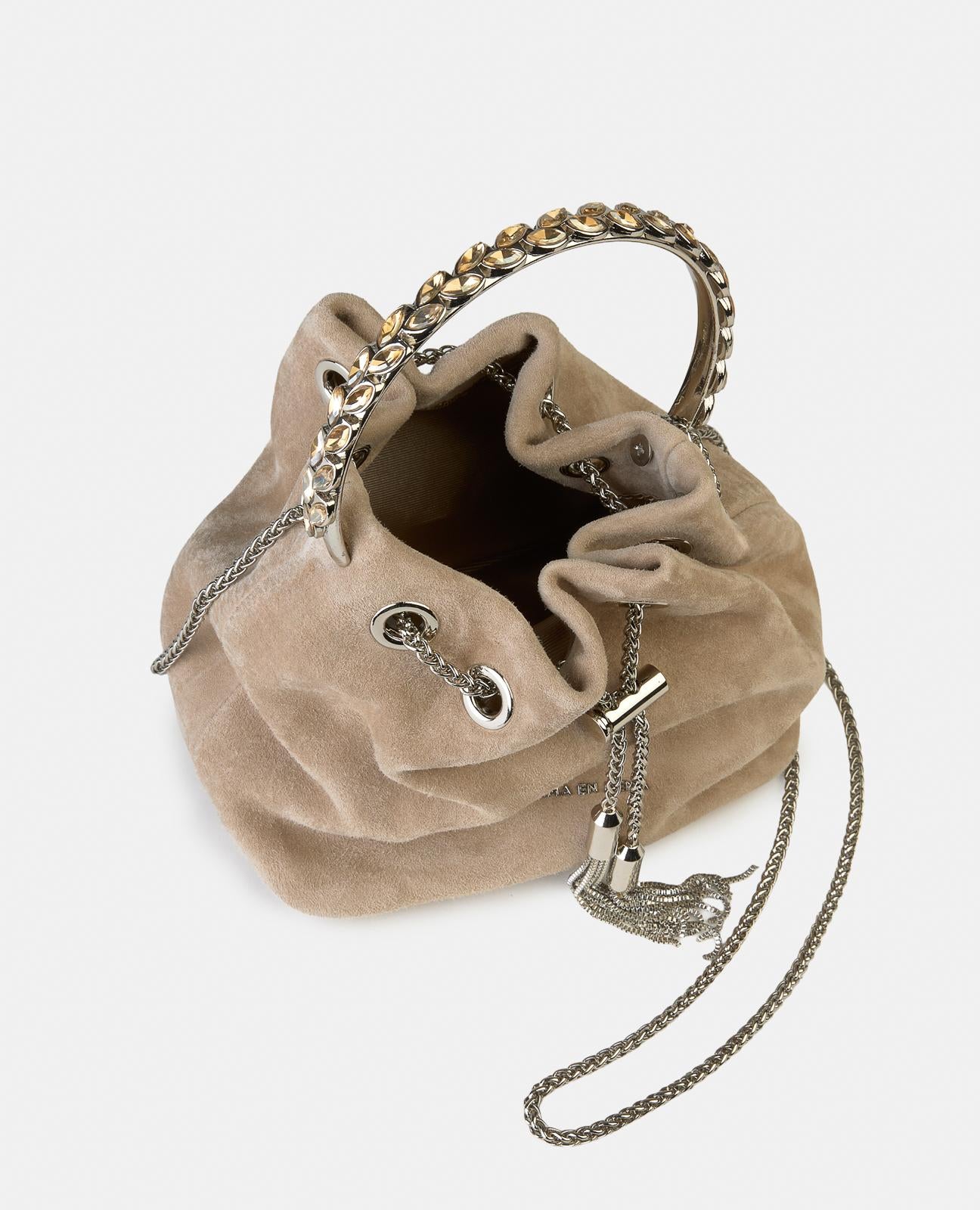 SACO COM PENDENTE E PORMENOR DE PINGENTE