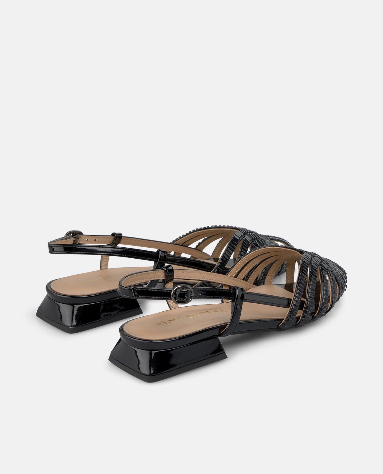 STRASSBESETZTE CLOGS