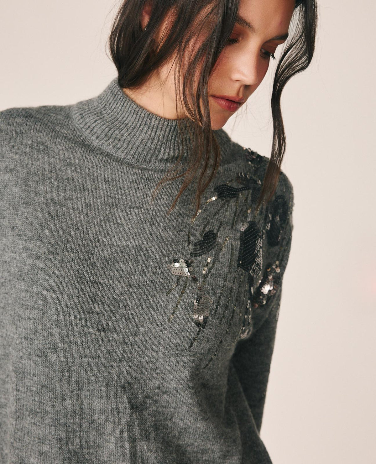 JERSEY CUELLO ALTO BORDADO LENTEJUELAS