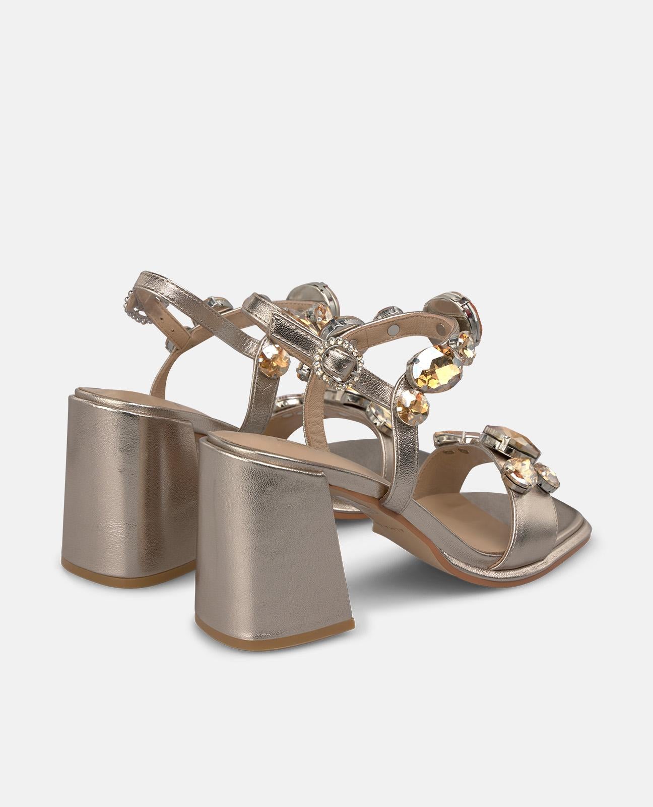 SANDALIA CON PEDRERIA EN LAS TIRAS