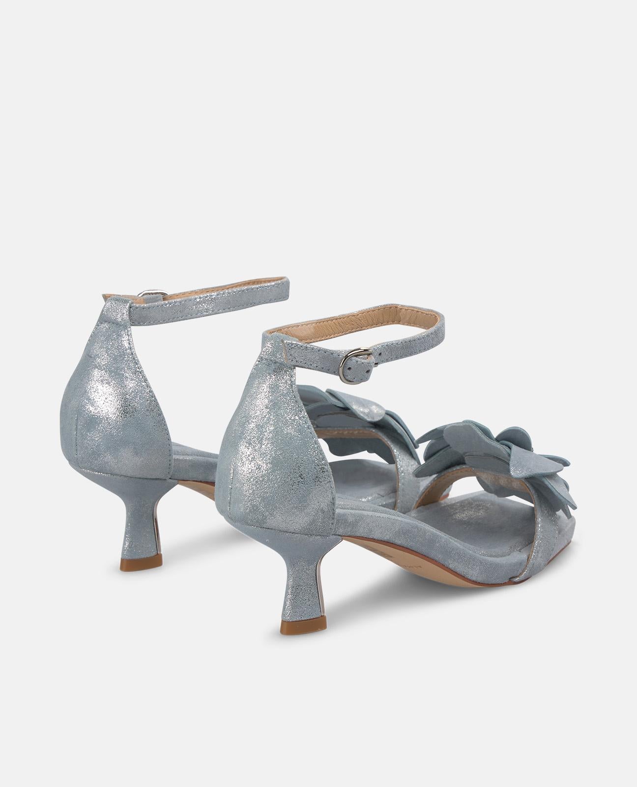 SANDÁLIA COM APLICAÇÃO FLORAL