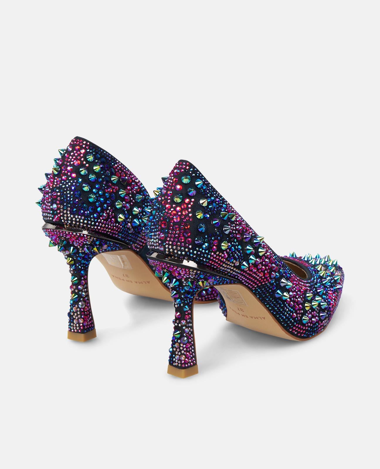 SHARP HEELED SHOE DETAILS