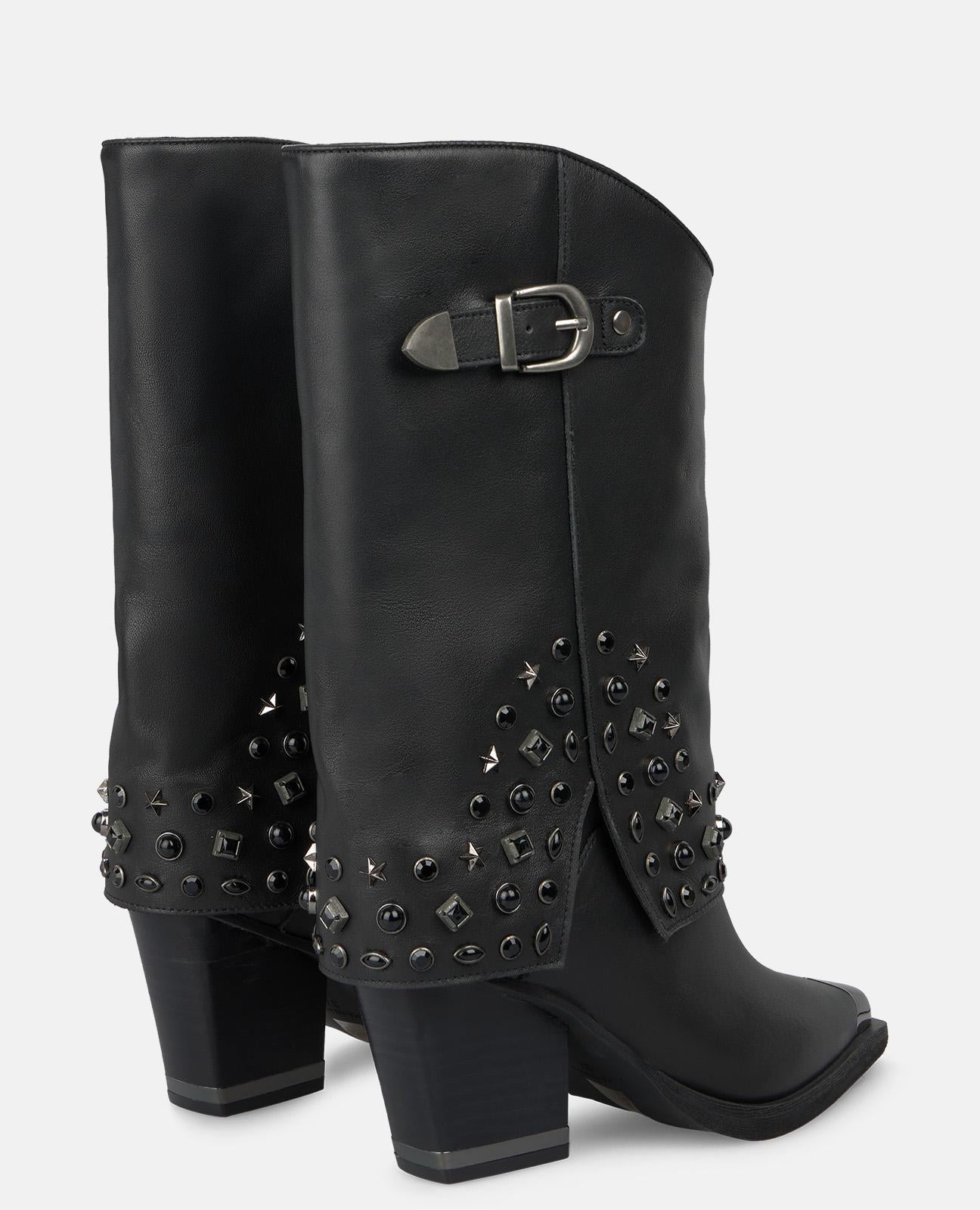 BOTA CON TACHAS HEBILLA