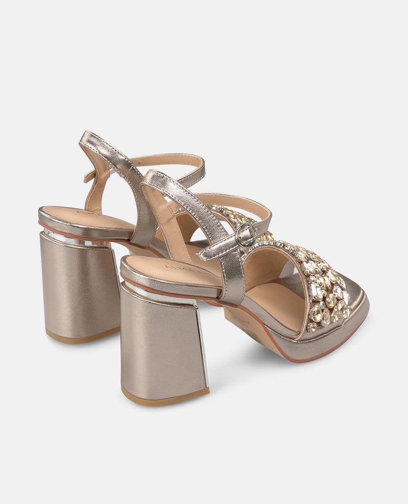 SANDÁLIA DE TIRA LARGA COM STRASS