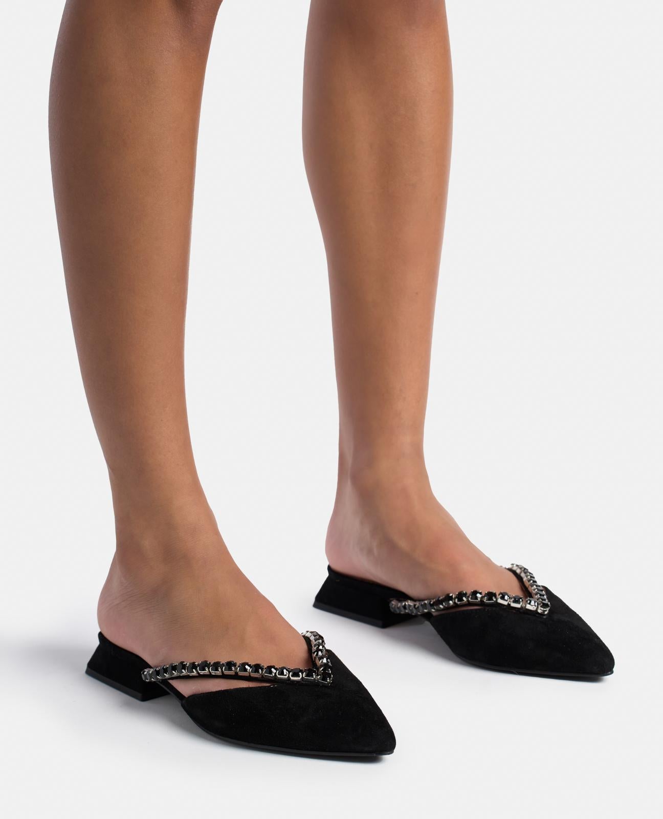 FLAT SHOE WITH STRAPS