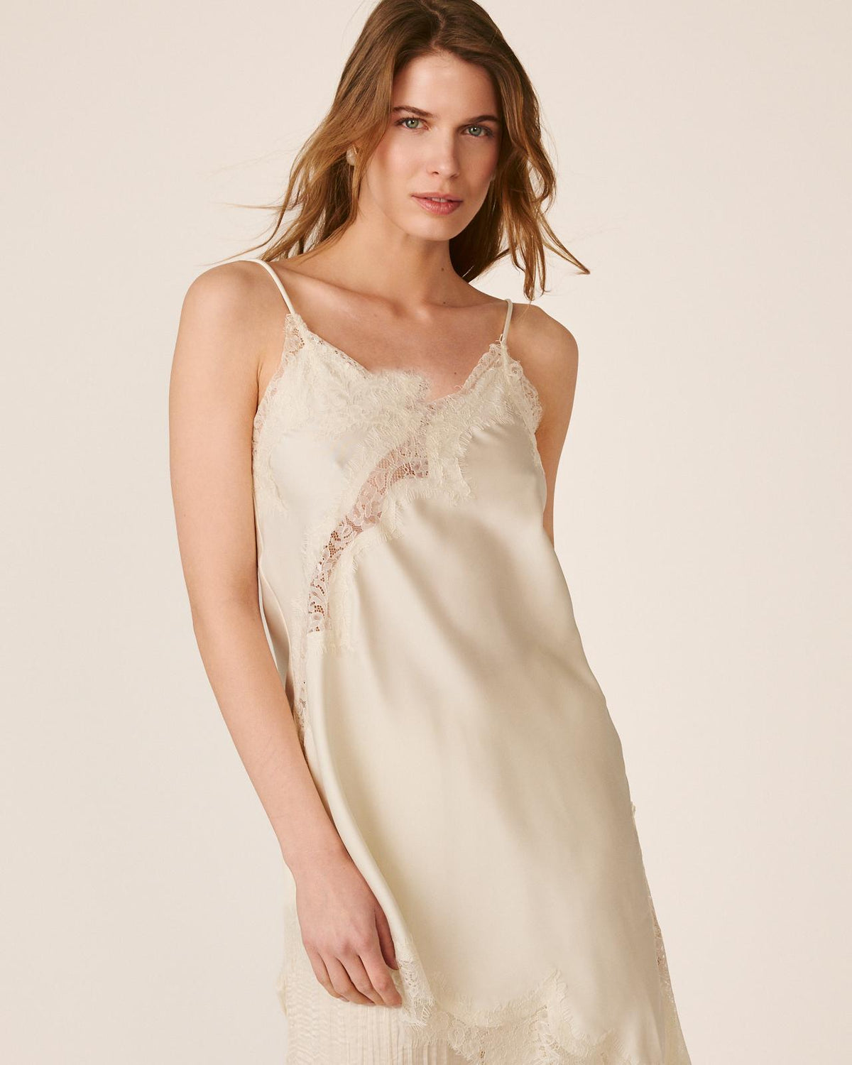 VESTIDO LENCERO