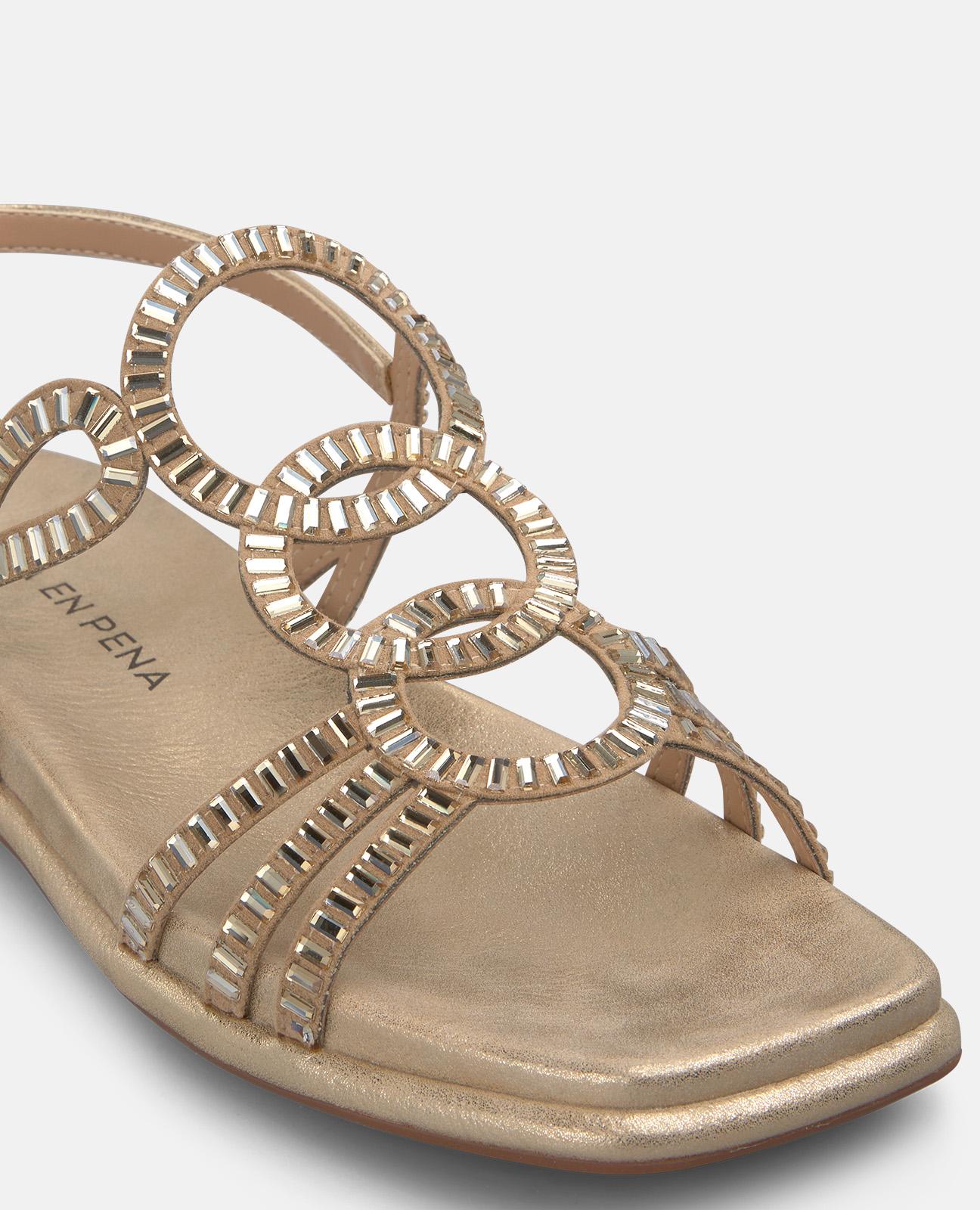 Sandália de salto alto com tiras entrelaçadas