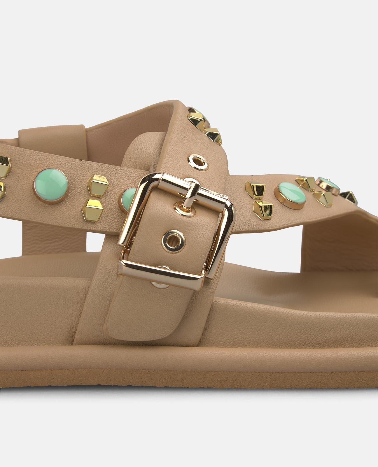 SANDALIA PLANA TACHUELAS HEBILLA