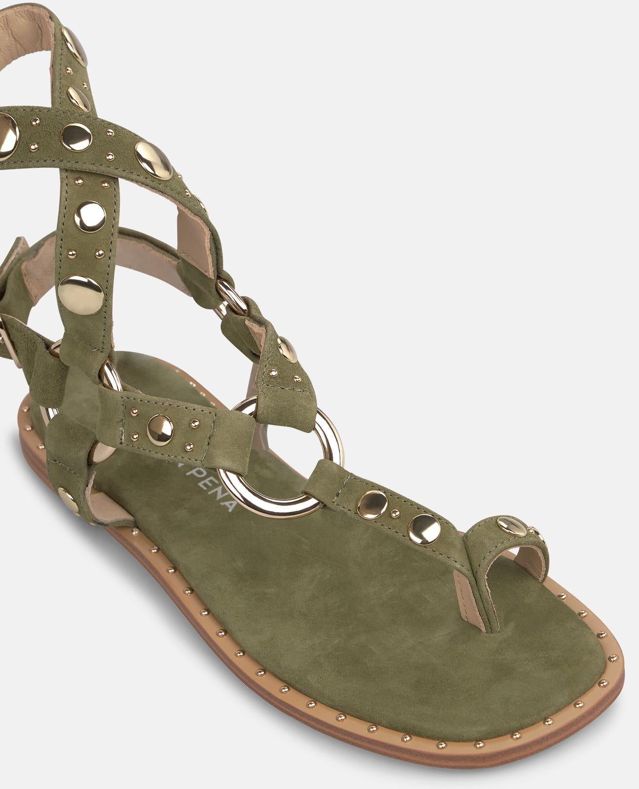 SANDÁLIA COM TACHAS