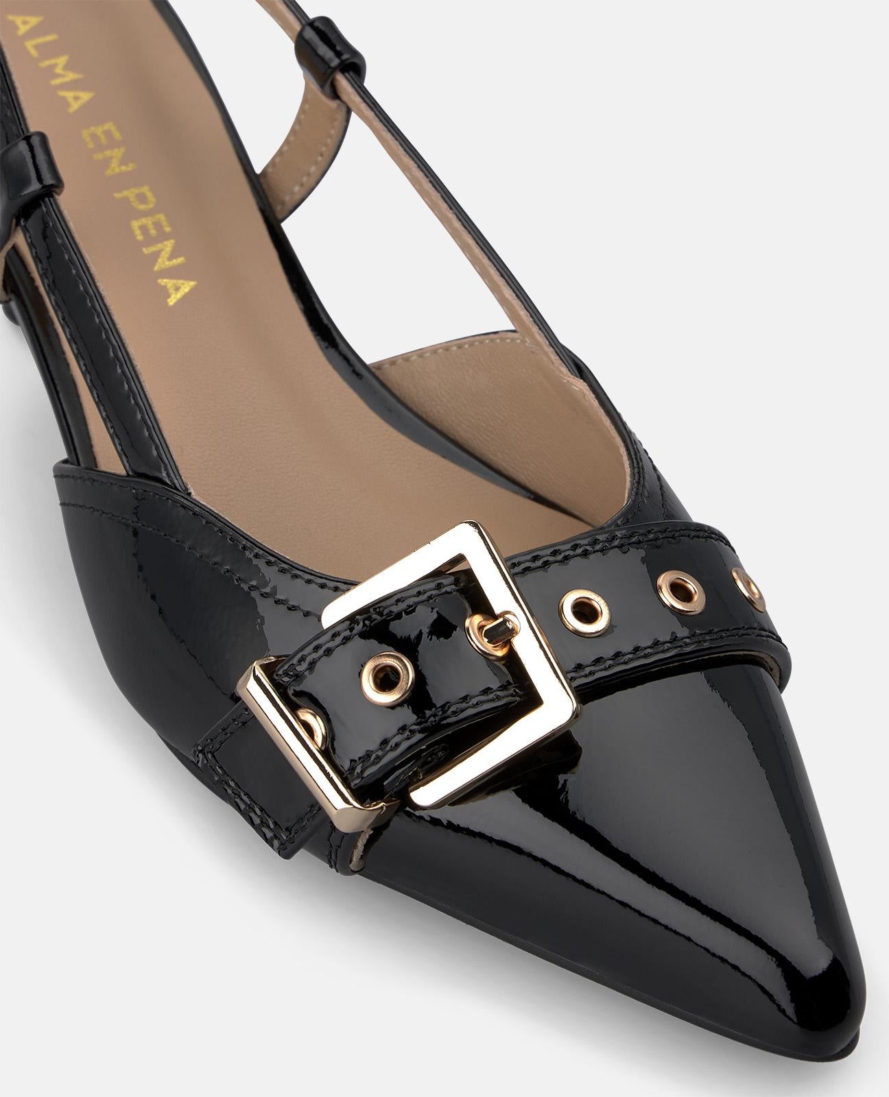ZAPATO DESTALONADO DE CHAROL CON HEBILLA