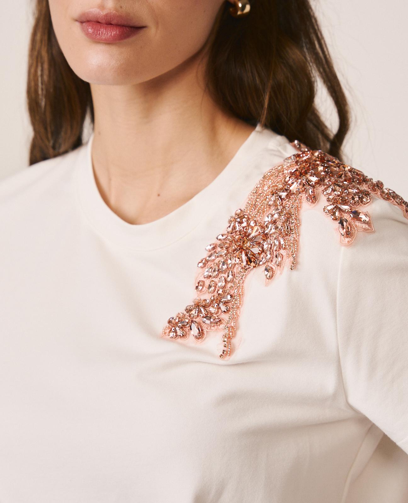 CAMISETA COM OMBROS DECOTADOS