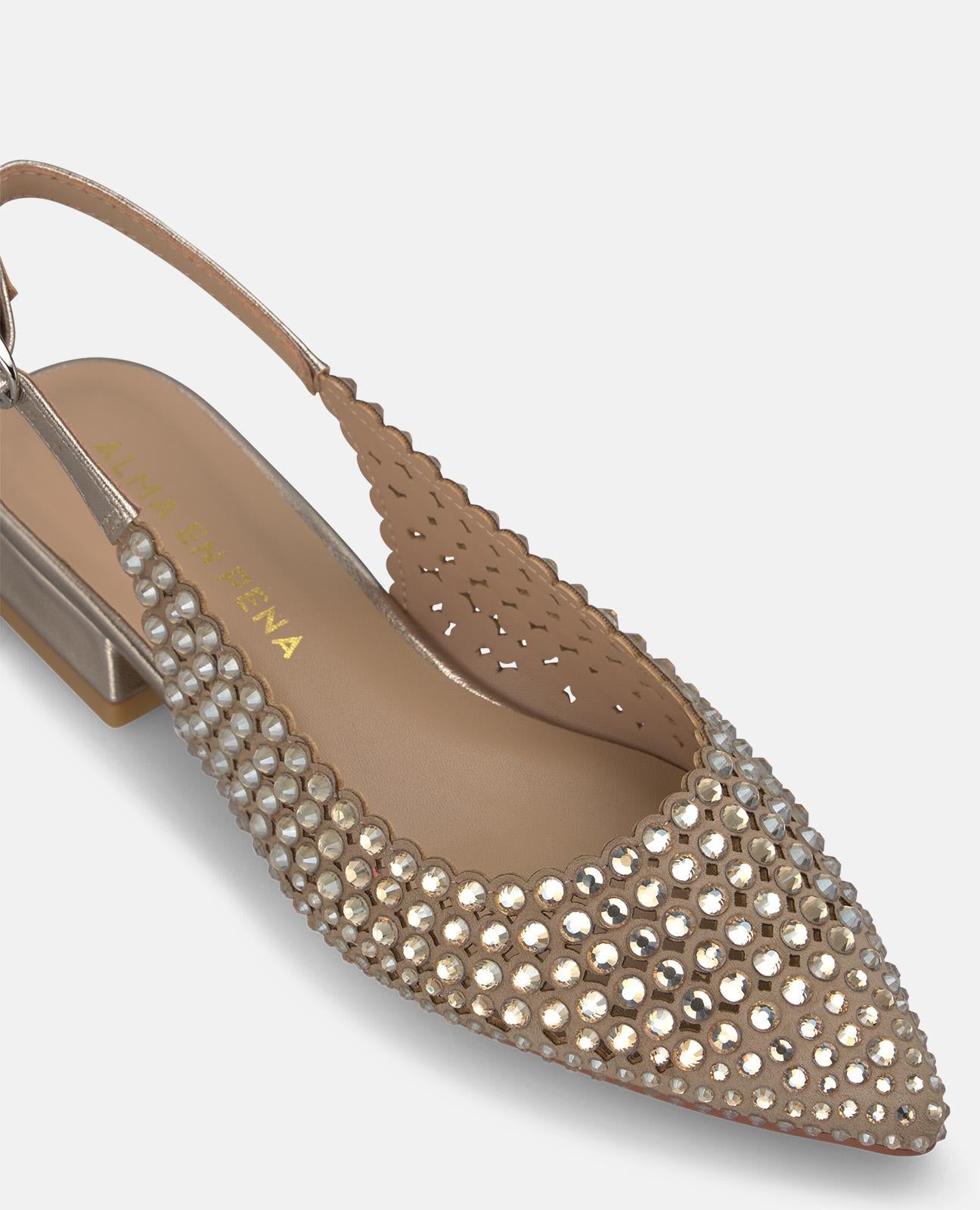 ZAPATO DESTALONADO CON TACHAS