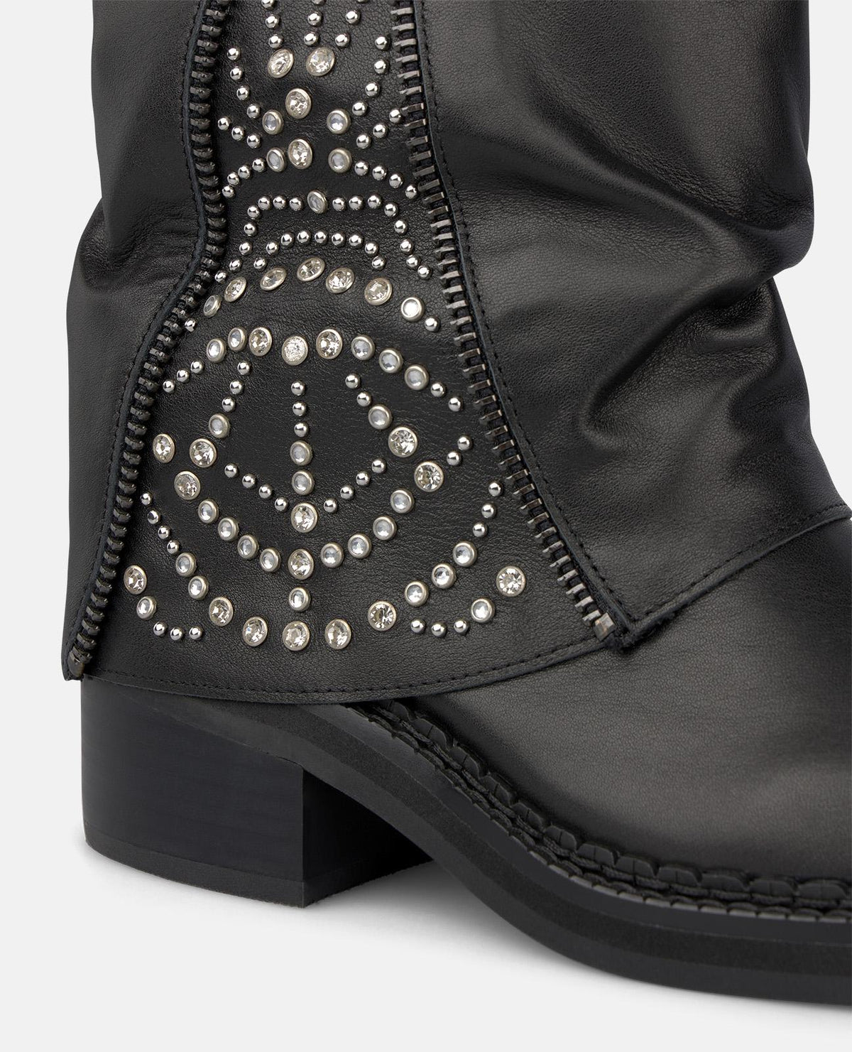 STIVALE IN NAPPA CON BORCHIE METALLICHE