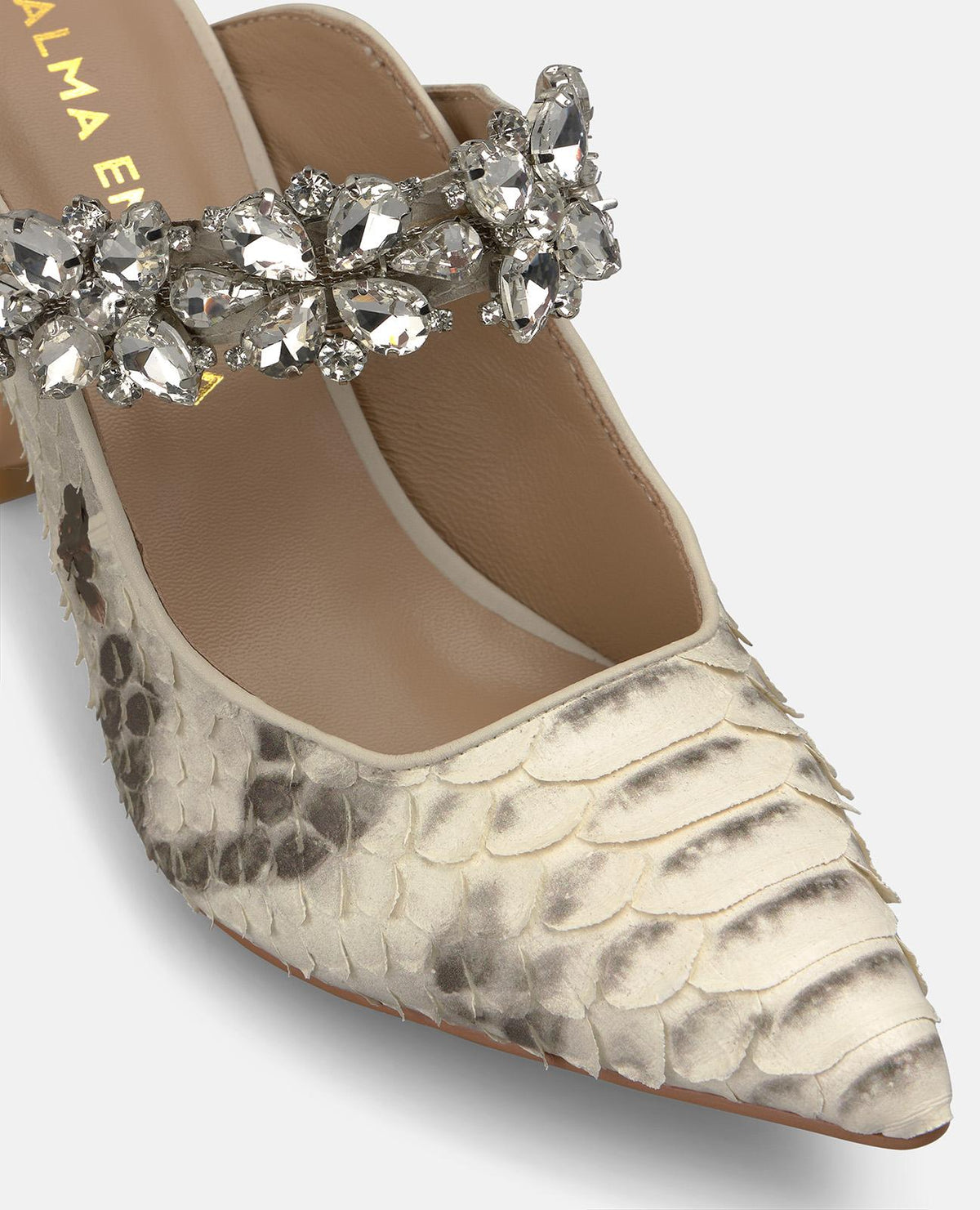 ZAPATO DE TACÓN DESTALONADO DE CHAROL