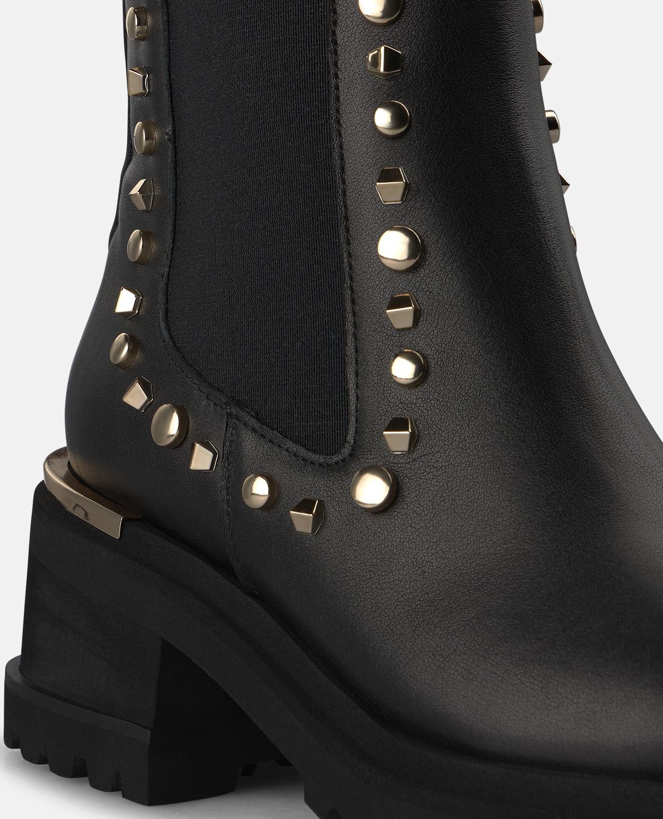 BOTÍN CHELSEA NAPA CON TACHAS METÁLICAS