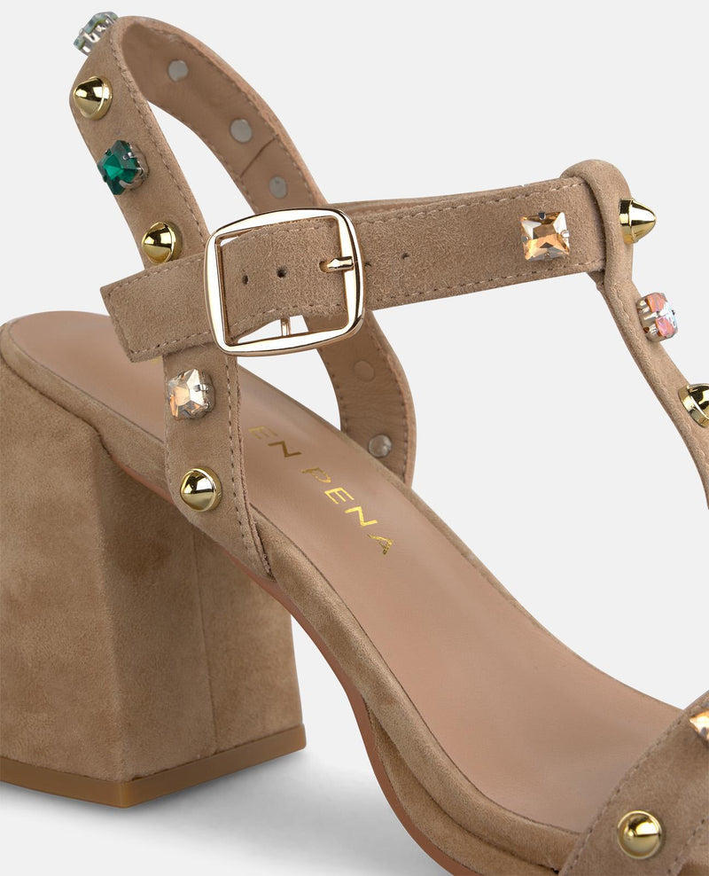 SANDALIA CON TACHAS METALIZADAS