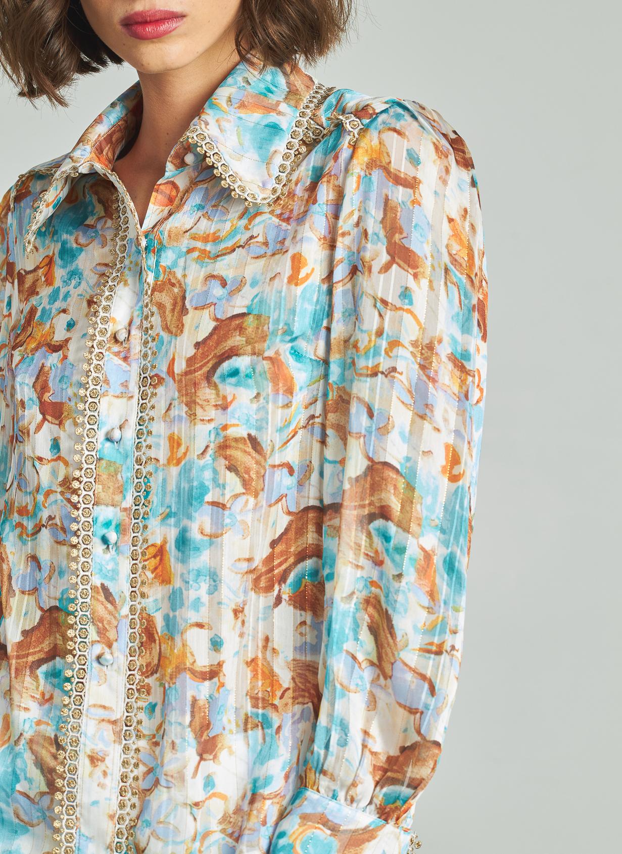 BLUSA ESTAMPADA CON DETALLES