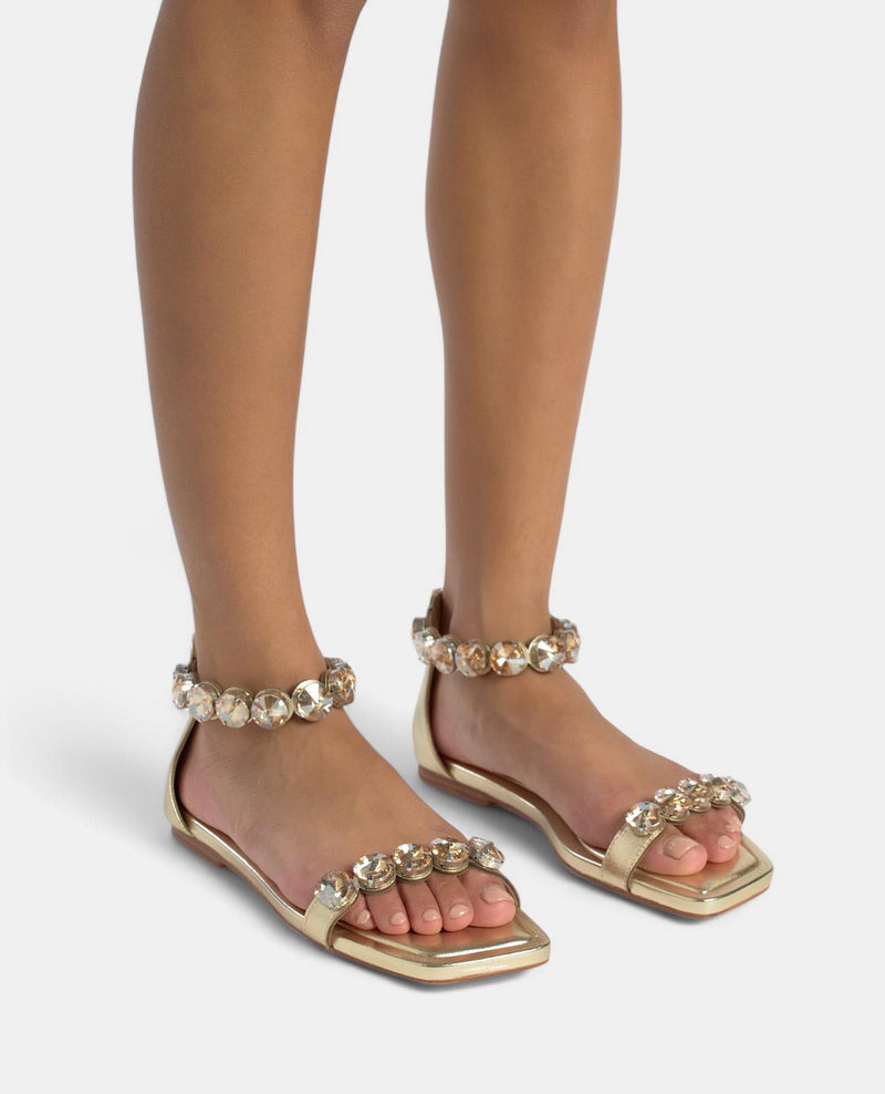 FLAT SANDAL STRAPS DETAIL