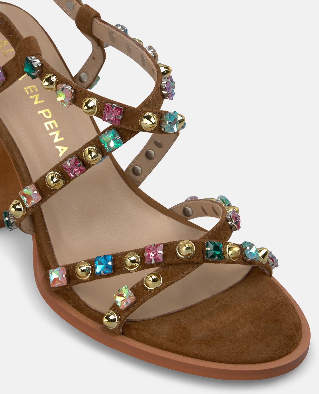 SANDALIA TIRAS MULTIFUNCION TACHAS