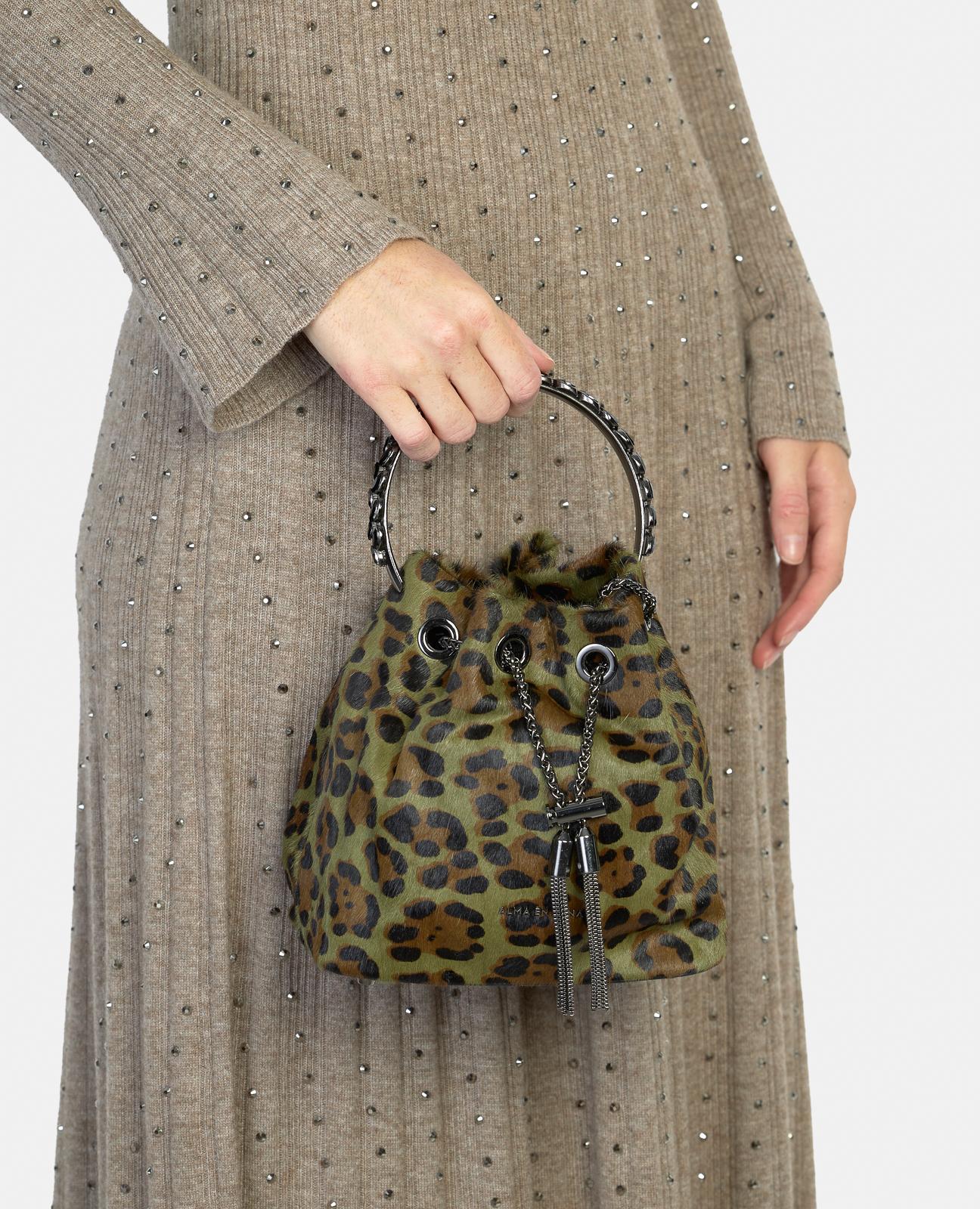 SACO COM PENDENTE E PORMENOR DE PINGENTE