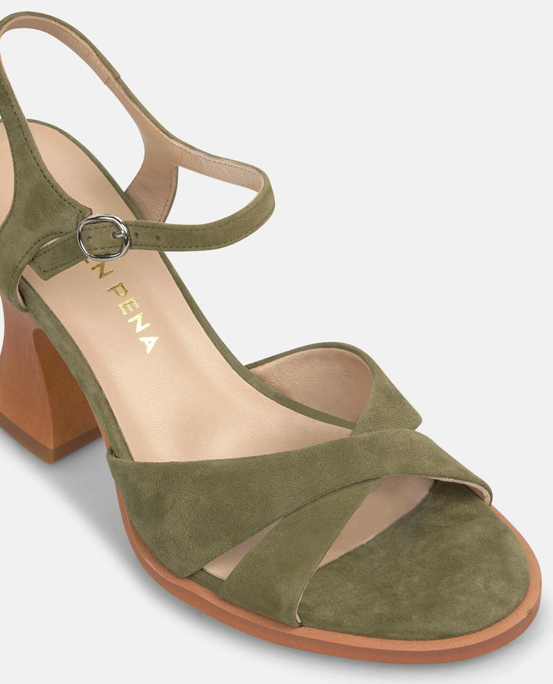 SANDÁLIA COM SALTO DE MADEIRA