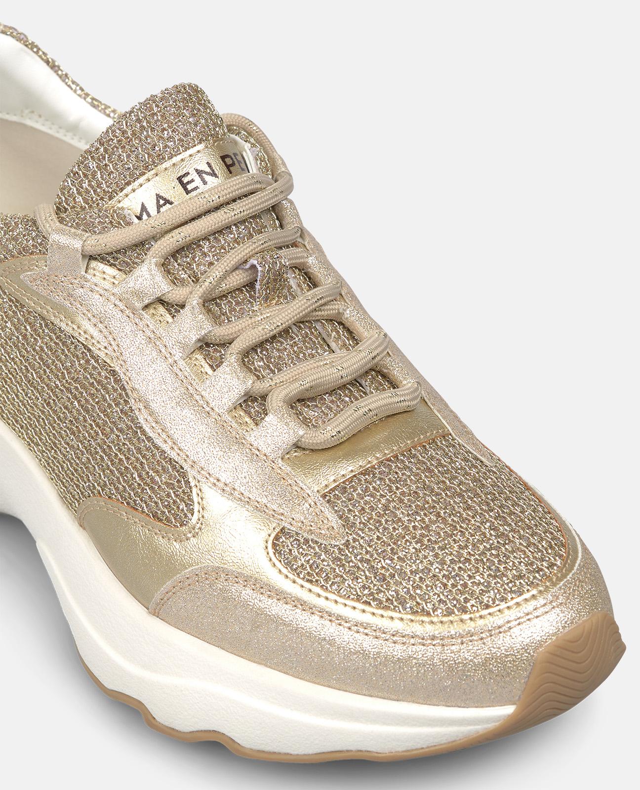 DEPORTIVA CON PLATAFORMA DETALLES METALICOS