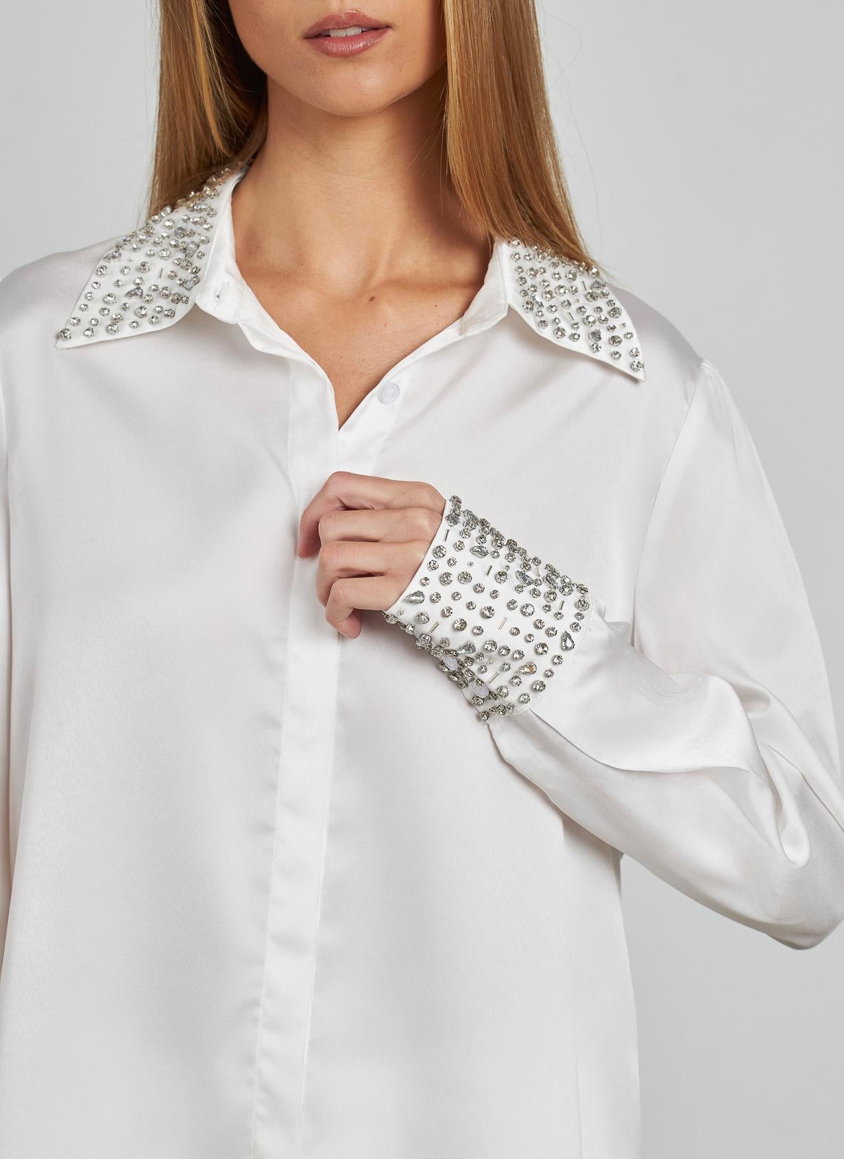 CAMISA DE EFEITO ACETINADO COM STRASS