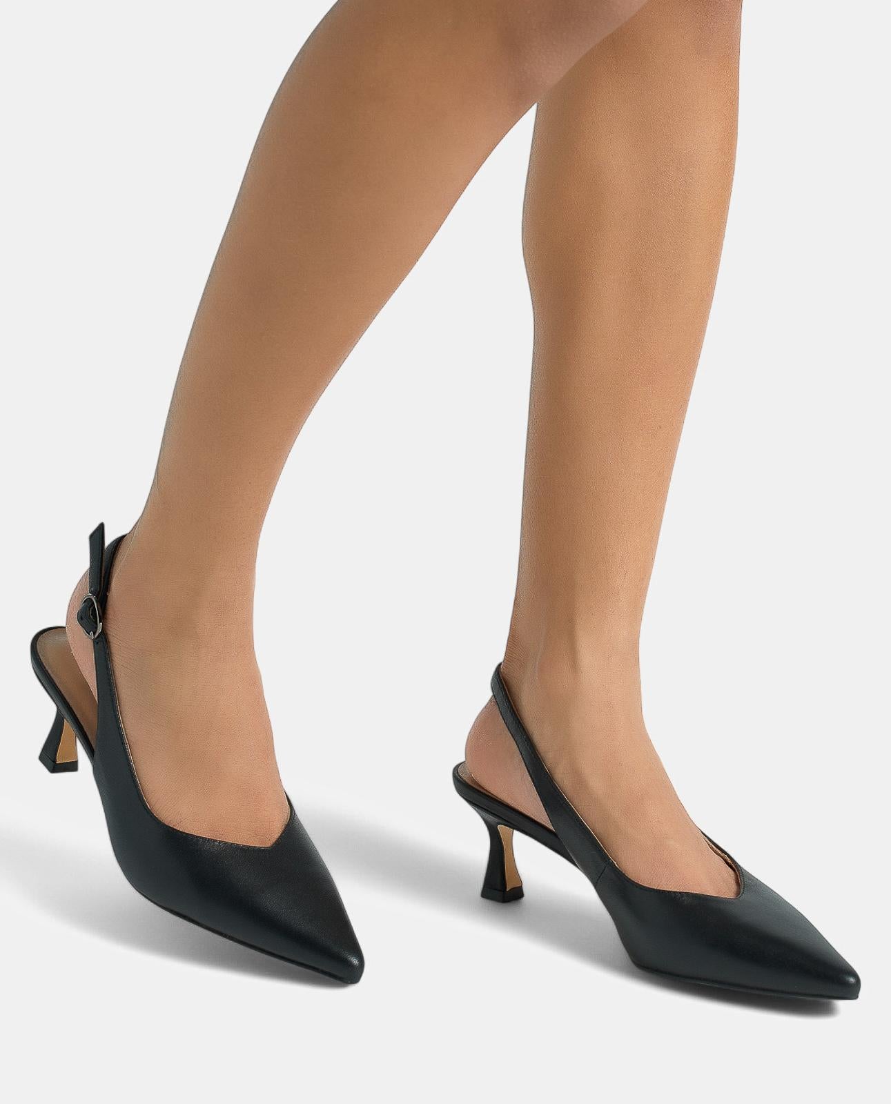 SCHUHE MIT KITTEN-ABSATZ