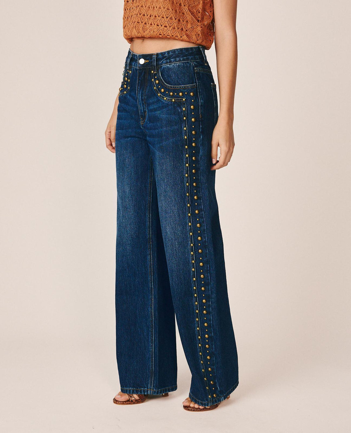PANTALÓN VAQUERO TACHAS METÁLICAS