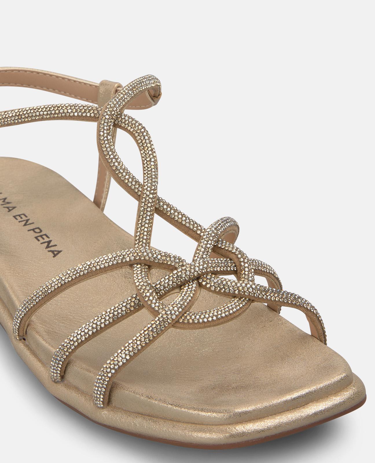 SANDALIA PLANA CON TIRAS METALICAS