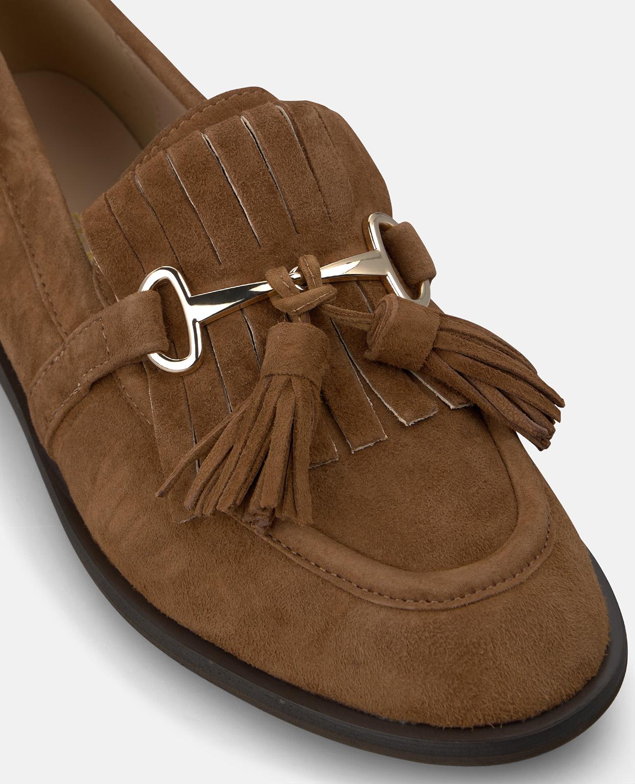 MOCASÍN DE ANTE CON BORLAS