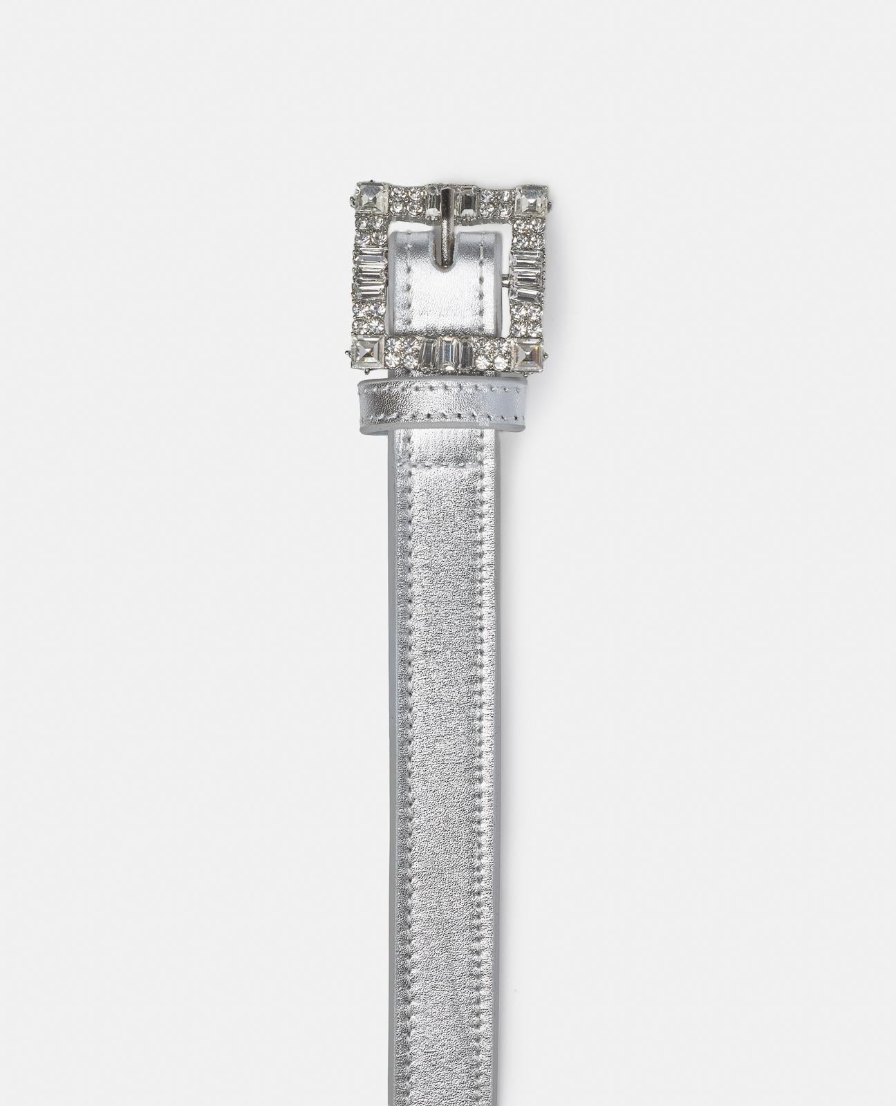 CINTURÓN CON HEBILLA DETALLE