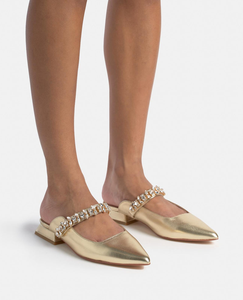 CHAUSSURE À TALON AVEC LANIÈRE EN STRASS