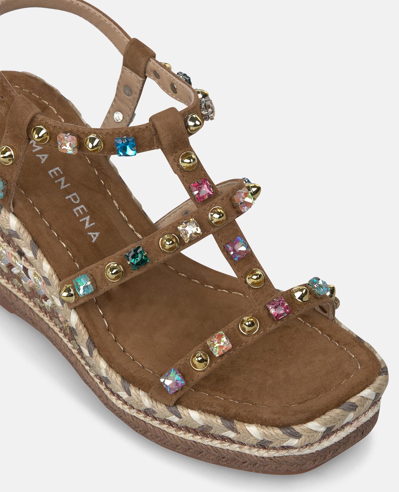 Esparto sandals with studs on the wedge heel
