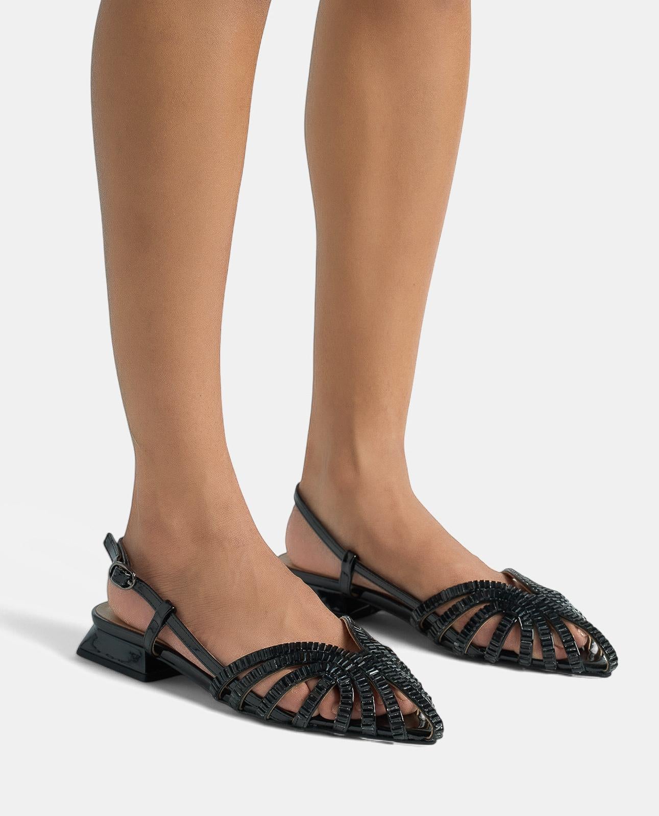 STRASSBESETZTE CLOGS