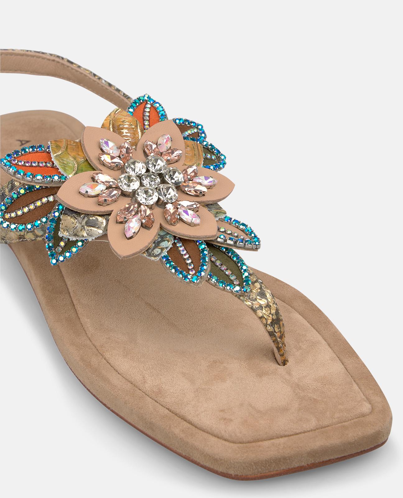 SANDALIA PLANA EN T CON DETALLE FLOR