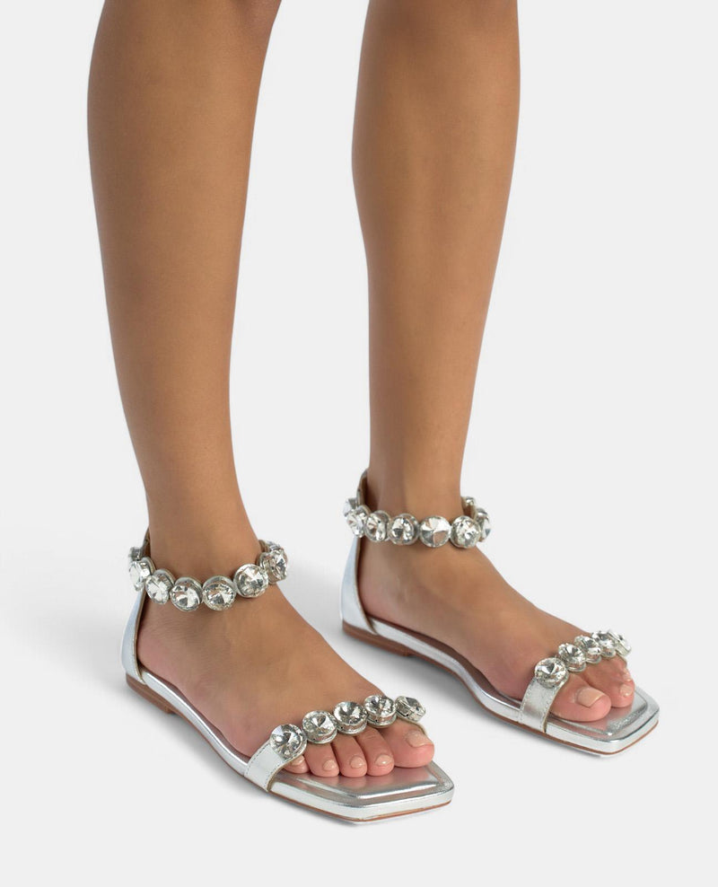 FLAT SANDAL STRAPS DETAIL
