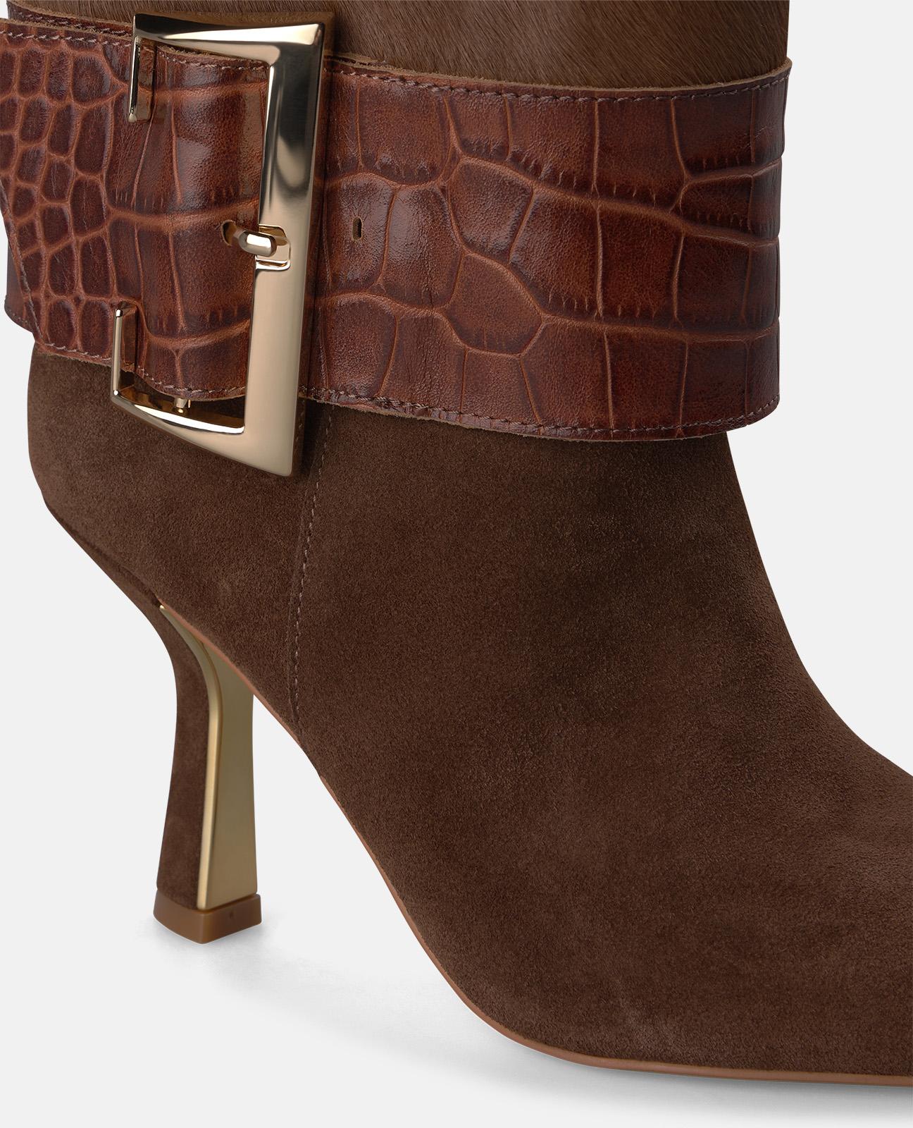 BOTA DE PIEL CON TACÓN
